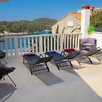 Ela *