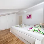 Apartament Ela *