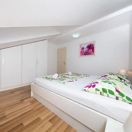 Apartament Ela *
